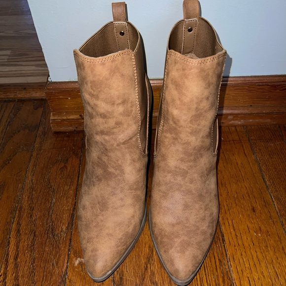 GBG Los Angeles Shoes - Women’s GBG Boots Size 10